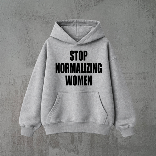stop normalizing women szara bluza czarny.png